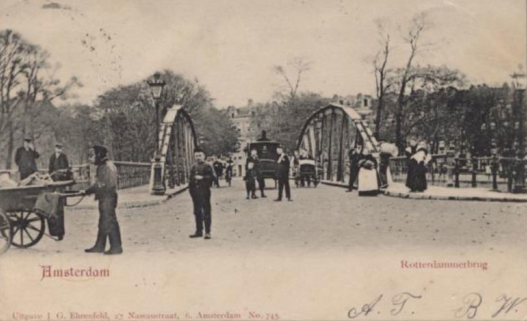 De 'eerste' Rotterdammerbrug (brugnummer 150) gezien vanaf de Nassaukade. Hij verbindt de Marnixstraat met de Nassaukade en ligt over de Singelgracht. In die tijd was de fotograaf ook een bezienswaardigheid Kaart: collectie Jan Wiebenga 
