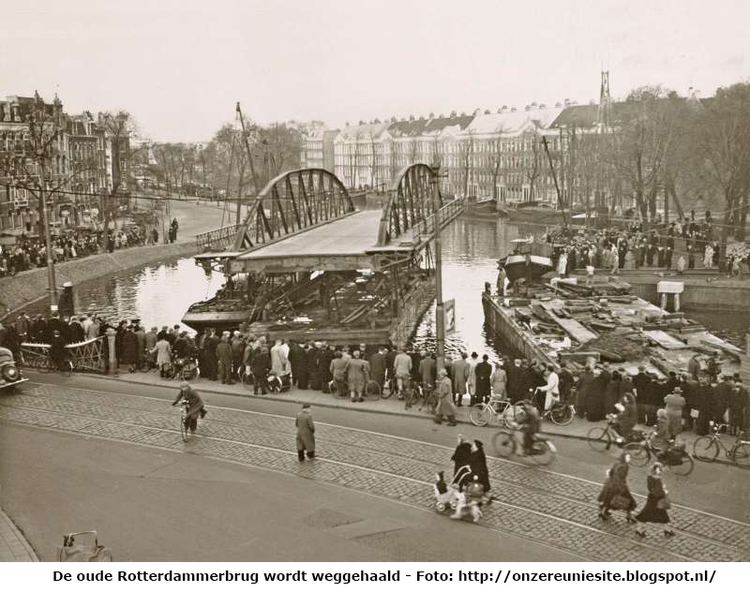 De oude Rotterdammerbrug wordt weggehaald  <p>Foto: <a title="http://onzereuniesite.blogspot.nl/" href="http://onzereuniesite.blogspot.nl/">http://onzereuniesite.blogspot.nl/</a></p>