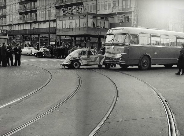 Verkeersongeval met bus 21 op de kruising Slotermeerlaan-Burgemeester De Vlugtlaan Foto: Beeldbank van het Stadsarchief van Amsterdam, 12 maart 1960 