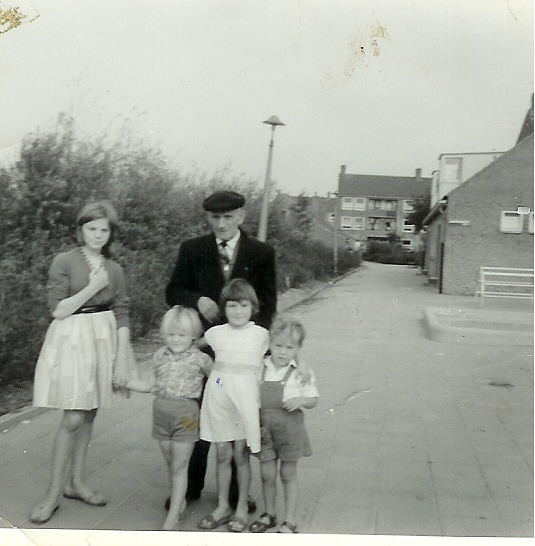 mevrouw Bastiani 1960 Met opa, een oudere zus en de jongere tweeling. 