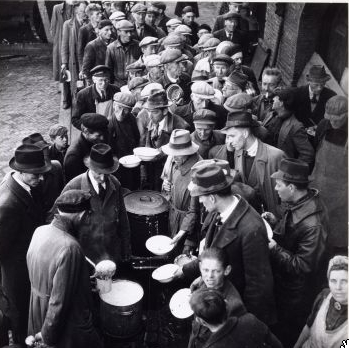 Uitdeling van eten in de hongerwinter wie, wat, wanneer, waar Foto: Beeldbank van het Stadsarchief van de gemeente Amsterdam, 1945 
