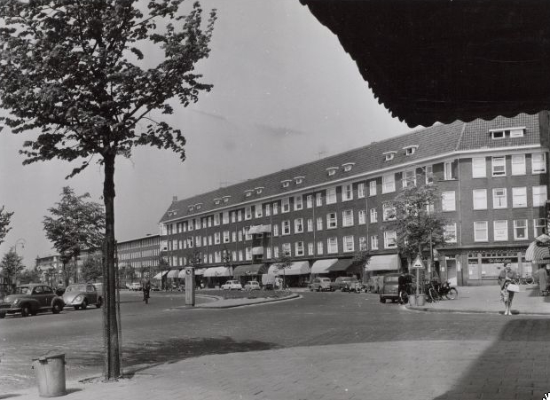Bos en Lommerweg met rechts de ingang van de Bestevaerstraat wie, wat, wanneer, waar Foto: Beeldbank van het Stadsarchief van de gemeente Amsterdam, 13 mei 1960 