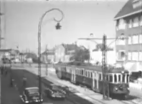 Een beeld uit de film van de Blauwe tram op de Admiraal de Ruyterweg vlakbij de Haarlemmerweg wie, wat, wanneer, waar Bron: YouTube 