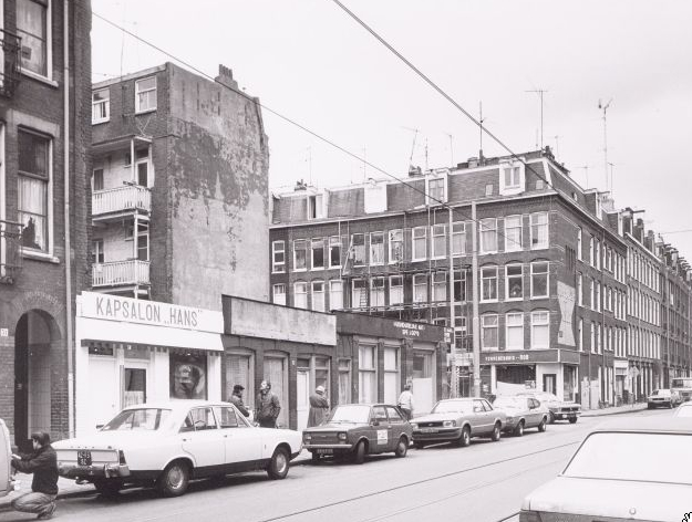 Van der Hoopstraat met in het midden de Fannius Scholtenstraat wie, wat, wanneer, waar Foto: Beeldbank van het Stadsarchief van de gemeente Amsterdam, fotograaf: Ino Roël, februari 1983 