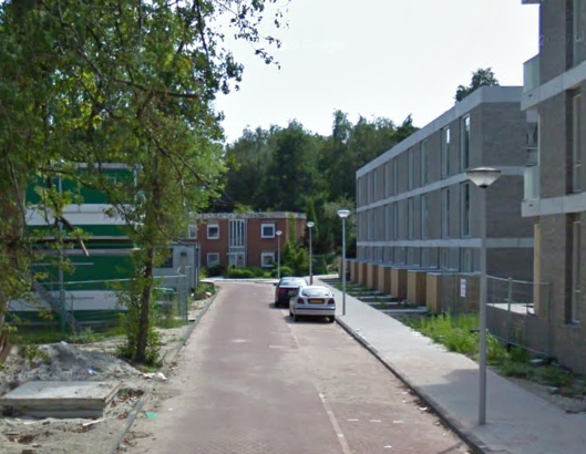 De flat verscholen achter de nieuwbouw in de Bernhard Loderstraat wie, wat, wanneer, waar Foto: Google Maps 