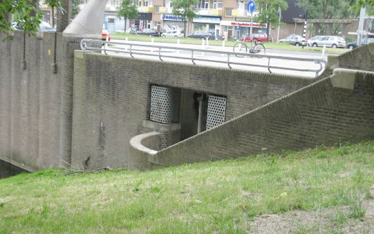 Deze openbare toiletgelegenheid voor mannen bevindt zich onder de brug in de Burgemeester Röelstraat over de Cramergracht. wie, wat, wanneer, waar Foto: Jan Wiebenga, juni 2010 Foto: Jan Wiebenga, juni 2010 