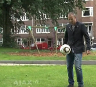 André weer aan de bal in z'n oude buurt Fragment van Ajax TV 
