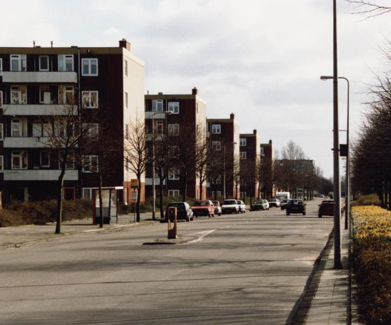 Osdorperban met links de inmiddels gesloopte flats Foto: Beeldbank van het Stadsarchief van de gemeente Amsterdam, eigendom stadsdeel Osdorp 