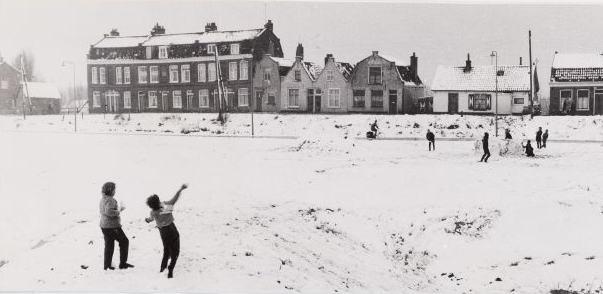 Sneeuwballen gooien en sneeuwhutten bouwen aan de Spaarndammerdijk Foto: Beeldbank van het Stadsarchief van de gemeente Amsterdam, fotograaf Frits Weeda, maart 1962 