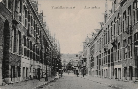 Vondelkerstraat vanaf het Vondelpark, nummer 23 staat (rechts) net niet op de foto Foto: ansichtkaart, 1910 (Beeldbank Stadsarchief) 