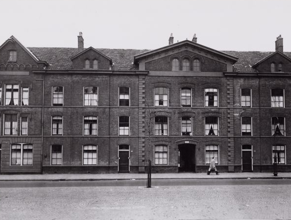 De ingang van het hofje aan de Westerstraat Foto: Beeldbank van het Stadsarchief van de gemeente Amsterdam 