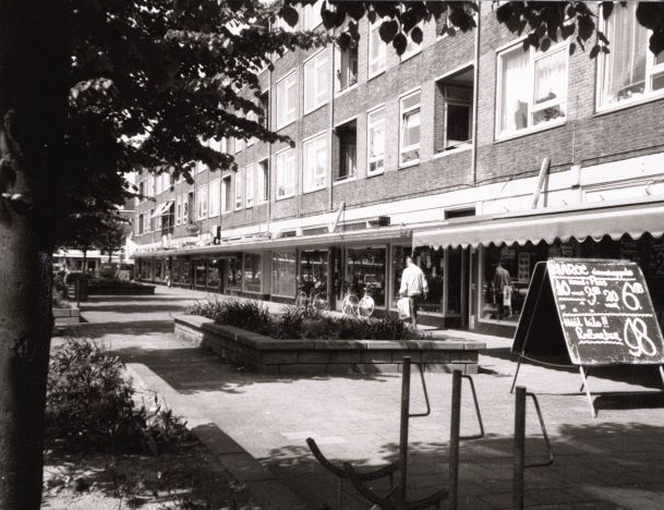 De winkels aan Hoekenes (met de nu verdwenen bloembakken) Foto: voormalig stadsdeel Osdorp, datum onbekend 