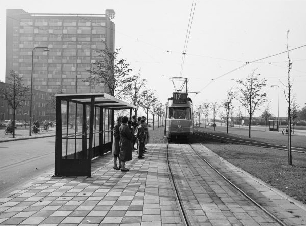 Lijn 17 op het Surinameplein, komende vanaf de Cornelis Lelylaan Foto: Beeldbank van het Stadsarchief van de gemeente Amsterdam. Oktober 1962 