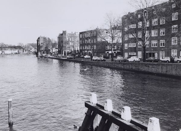 Eerste Kostverlorenvaart met midden rechts de ingang van de Amaliastraat en op de achtergrond rechts de ingang van de Fagelstraat Foto: Beeldbank van het Stadsarchief van de gemeente Amsterdam, 1983 