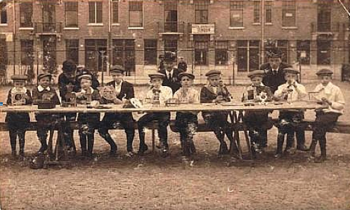 Figuurzaagclub speeltuin Cremerplein. De vader van Loes Kuijken zit in het midden links Foto: fotoalbum Loes en Jan Kuijkens, circa 1912 