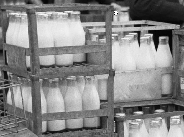 De kratten met melkflessen rond 1950 Foto: fragment van een foto van de Beeldbank van het Stadsarchief van Amsterdam 