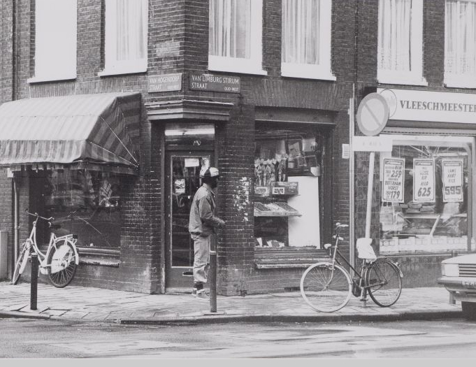 Het winkeltje op de hoek van de Van Limburg Stirumstraat en de Van Hogendorpstraat Foto: Beeldbank van het Stadsarchief van de gemeente Amsterdam 