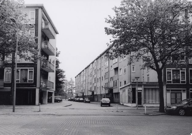 Dr. H. Colijnstraat 206 Rechts de nrs. 168-170. Op de hoek is nr. 172 (laag gebowtje). Midden is ook Dr. H. Colijnstraat nrs. 174 t/m 188 (v.r.n.l.), gezien naar Eendrachtspark Foto: Beeldbank van het Stadsarchief, fotograaf Ton van Rijn, juni 2001 