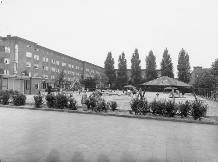 Columbusplein met speeltuin Foto: Beeldbank van het Stadsarchief van de gemeente Amsterdam, 1960 