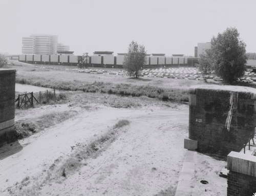 Voormalige Sloterweg / Haagseweg, gezien vanaf de Ringspoorbaan. Op de achtergrond de fabriek van IBM Foto: Beeldbank van het Stadsarchief van de gemeente Amsterdam, circa 1980 