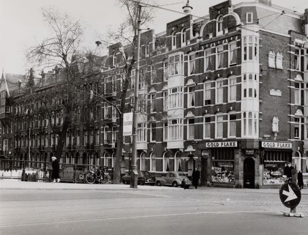 Jacob van Lennepkade 55-75, met rechts de Eerste Constantijn Huygensstraat Foto: Beeldbank van het Stadsarchief van Amsterdam, 1959 