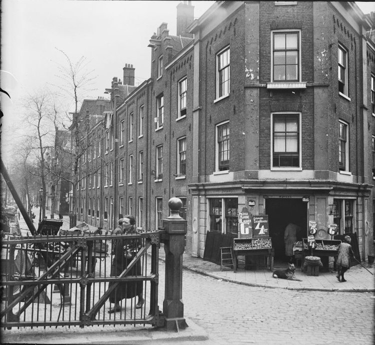 Lijnbaansgracht hoek Willemstraat, op nummer 27 de handel in aardappelen en groente van Vrees Foto: Beeldbank van het Stadsarchief van de gemeente Amsterdam, april 1930 