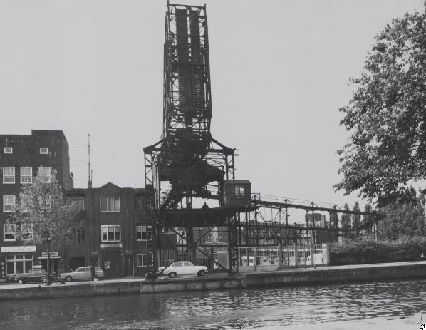 Kolenkraan van de Algemene Brandstoffenhandel 'Amsterdam' Foto: Beeldbank Stadsarchief, 1969 