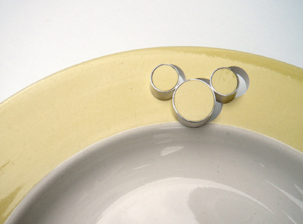 Gele Mickey Mouse, aardewerk en zilver  <p>Foto: website <a href="http://www.gesinehackenberg.com">http://www.gesinehackenberg.com</a></p>