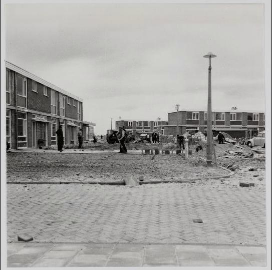 Van Karnebeekstraat (tijdens de aanleg) gezien in westelijke richting Foto: Beeldbank van hhet Stadsarchief, 1958. 