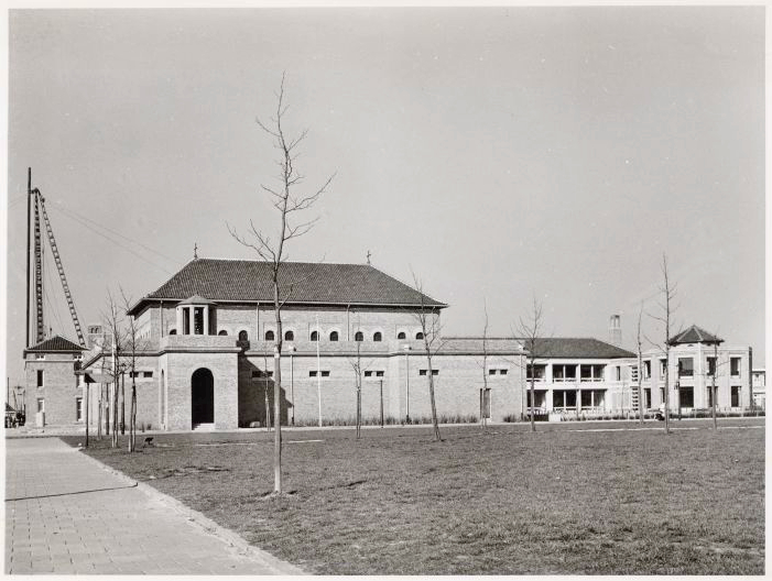 De scholen aan de burgemeester Vening Meineszlaan (met de bouwwerkzaamheden voor de aanbouw?) Foto: Beeldbank van het Stadsarchief, 24 maart 1960 
