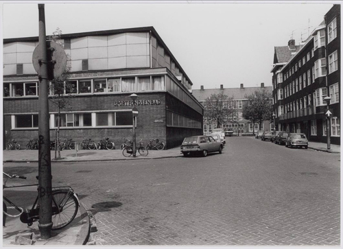 De Cornelis Dirkszstraat, gezien in noordelijke richting naar de Pieter van der Doesstraat.  Links Sportfondsenbad West Foto: Beeldbank van het Stadsarchief, mei 1978 