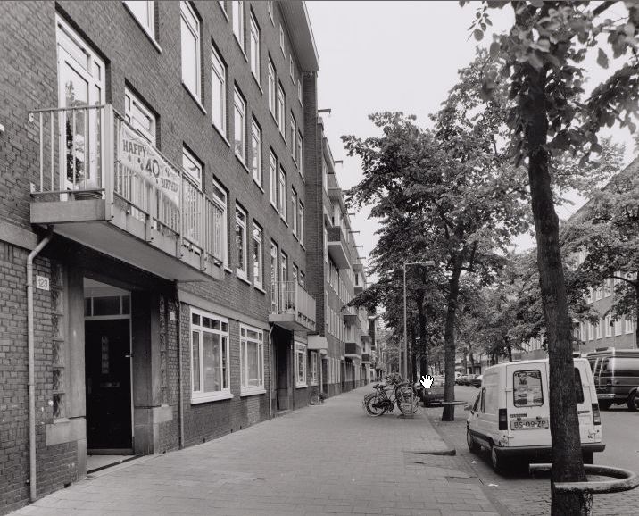 De Orteliusstraat met ongeveer in het midden van de foto het huis met de Laven Foto: Beeldbank van het Stadsarchief van Amsterdam, 24 september 1997 