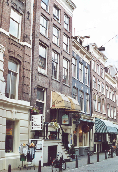 Wolvenstraat 16 1h-achter, dat is de etage boven de markiezen. De stoep in dit straatje is uniek in Amsterdam, althans in de straatjes. Foto: oktober 2000, Jan Wiebenga 