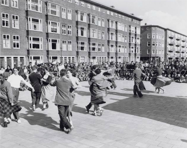 Dansen in de Elckerlijcstraat tijdens de feestweek van de Bos- en Lommerbuurt Foto: Beeldbank van het Stadsarchief, 21 mei 1955 