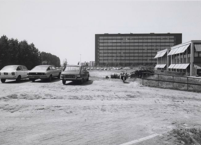 De Henk Sneevlietweg in aanleg. Met de achterzijde van het hoge gebouw van Tandheelkunde ACTA, Louwesweg 1 Foto: Beeldbank van het Stadsarchief, 13 juni 1977 