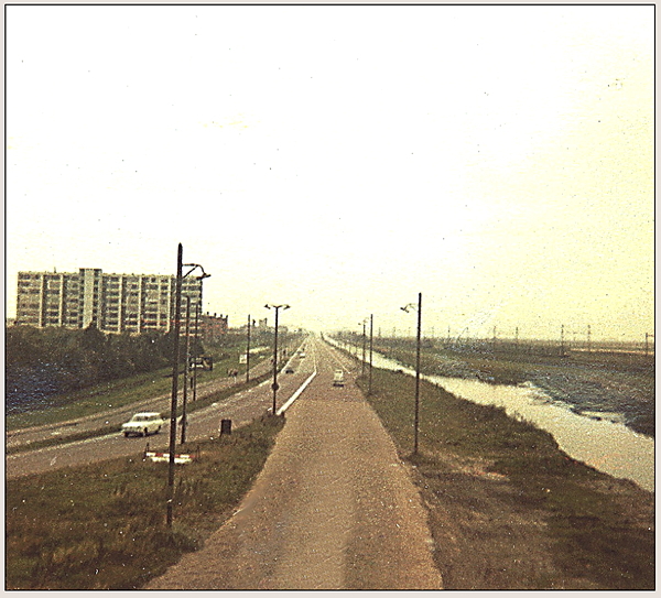 Haarlemmerweg, tussen Sloterdijk en Halfweg, vermoedelijk ±1968 De Haarlemmerweg, eind zestiger jaren. 