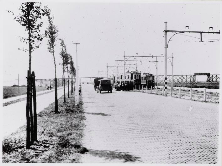 Haarlemmerweg tussen Sloterdijk en Halfweg. Met rechts de Haarlemse Tram (Amsterdam - Haarlem - Zandvoort). Helemaal rechts een tram van de locaaldienst Spuistraat - Sloterdijk Foto: Beeldbank van het Stadsarchief - J.M. Arsath Ro'is (fotograaf) 