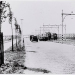 Haarlemmerweg Tussen Sloterdijk en Halfweg. Met rechts de Haarlemse Tram (Amsterdam - Haarlem - Zandvoort). Rechts een tram van de locaaldienst Spuistraat - Sloterdijk