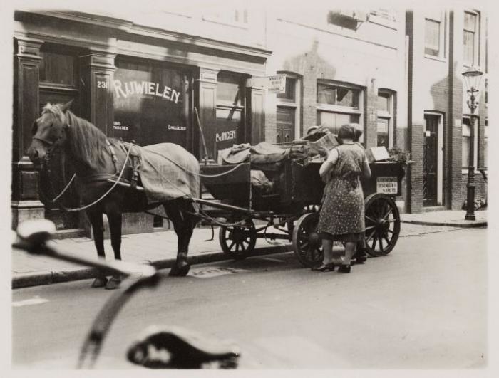 Schillenboer Een schillenophaler, Govert Flinckstraat datum ca. 1935 Gemeentearchief. Maker onbekend 