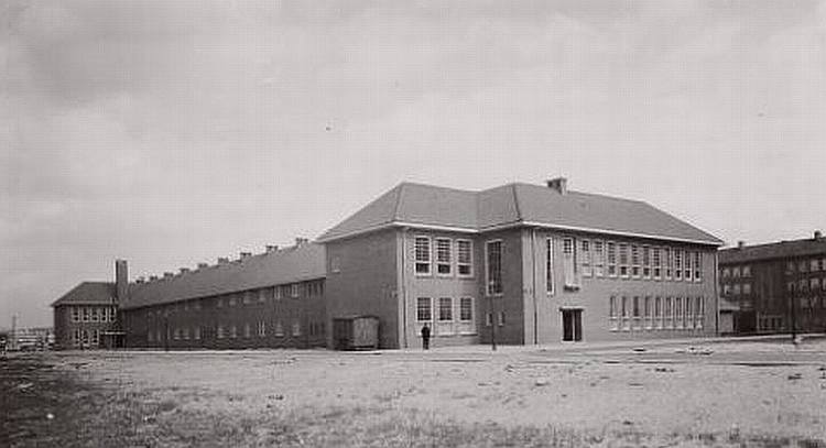 Scholencomplex met Jacques Perk en Herman Gorter school, Karel Doormanstraat 117-119, juni 1932 Bron: Beeldbank Stadsarchief Amsterdam 