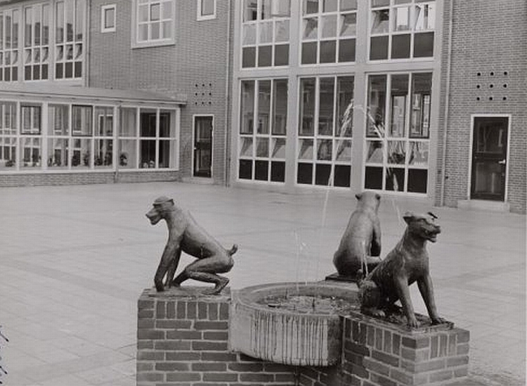 Lodewijk van Deysselstraat 106. Een beeldengroep met dieren als fonteinen voor de Burgemeester van Leeuwenschool. Bron: beeldbank Stadsarchief Amsterdam 