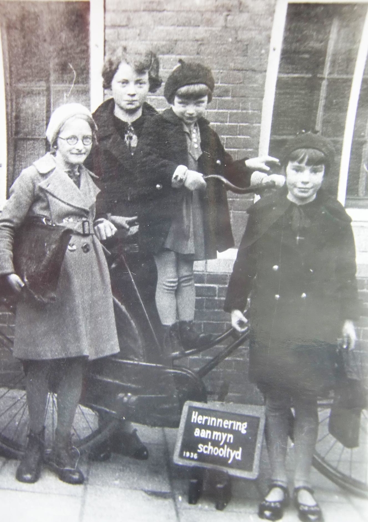  Gré Ruhe met haar zusjes, Mariaschool(1936) - Foto: collectie Ria Barens-Ruhe 