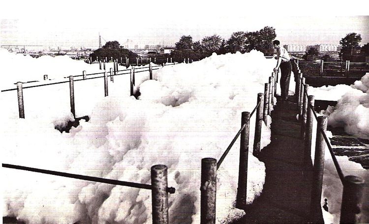 Schuim Als gevolg van de fosfaten in de wasmiddelen: schuim, schuim en nog eens schuim. - Foto: ontleend aan 'Andere tijden, ander afvalwater', een uitgave uit 1993 van de Dienst Riolering en Waterhuishouding Amsterdam (RWA) 