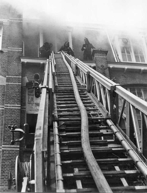 Brand in het voormalige pand van drukkerij Senefelder Foto: oud-klasgenoot van Fred Fontijn; brandweerman Maarten Hodde 
