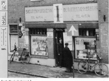 Sigarenmagazijn De Rotterdammerbrug, Eerste Marnixplantsoen no.3, hoek Marnixkade, in de deuropening ome Henk. Foto: (uitvergroot) circa januari 1956, Stadsarchief Amsterdam. 
