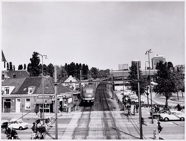Sloterdijk, overweg en station. Foto: 5 jun 1970, collectie foto's eigen fotodienst, Stadsarchief gemeente Amsterdam 
