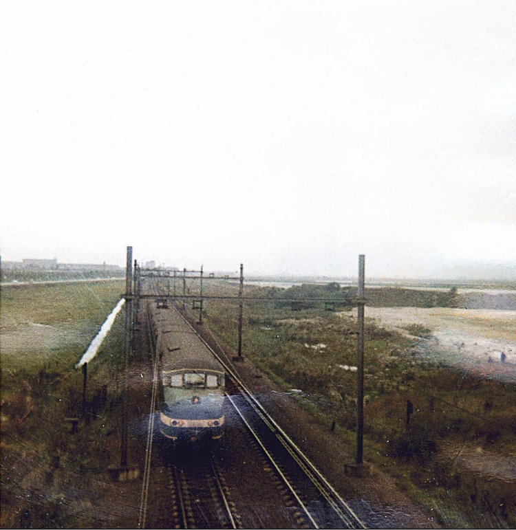  Spoorlijn Amsterdam richting Halfweg, gezien vanaf het viaduct van de Einsteinweg - Foto: Jaap Wesseling, 1973 