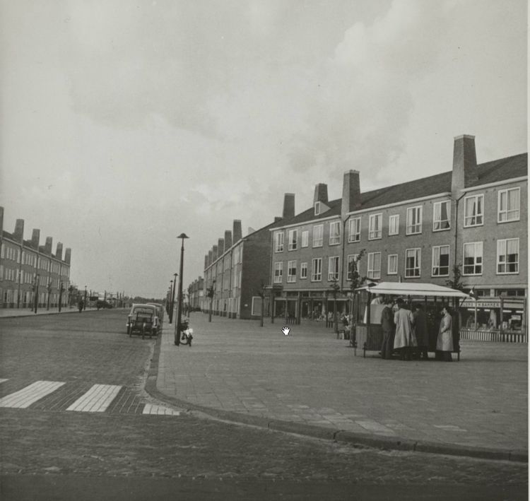 Burgemeester de Fockstraat, eind jaren 50 Een rustige Burgemeester de Fockstraat. Er staan een aantal mensen in de rij voor een haringkar.<br />Fotocollectie Spaarnestad 