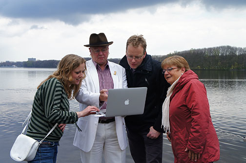 Geertje van Berlo, Paulus De Wilt, Jeroen Jonkers en Tineke Stricker buigen zich over de gloednieuwe website Foto: Shirley Brandeis, april 2012 