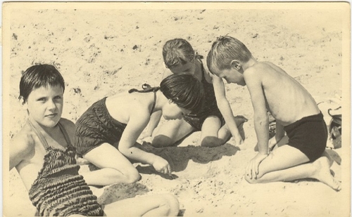 Spelen op het strand van het Strandbad Sloterplas  